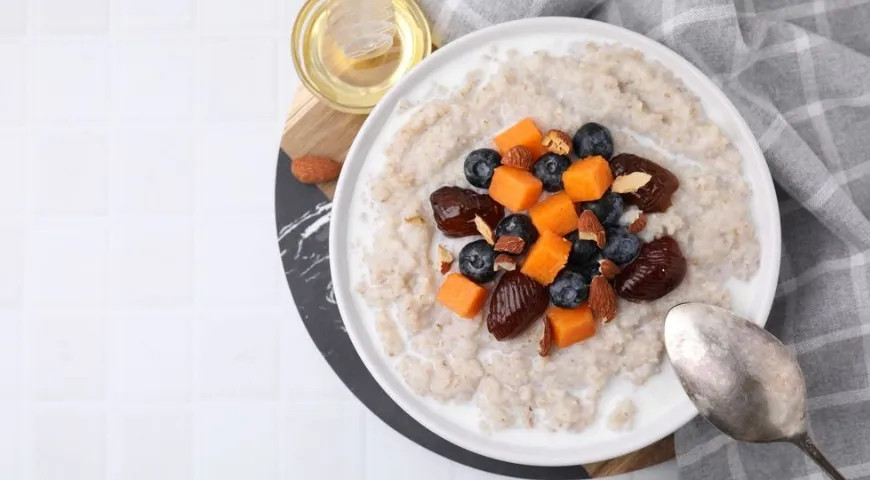 Ячневая каша с фруктами и ягодами — это один из самых полезных завтраков 