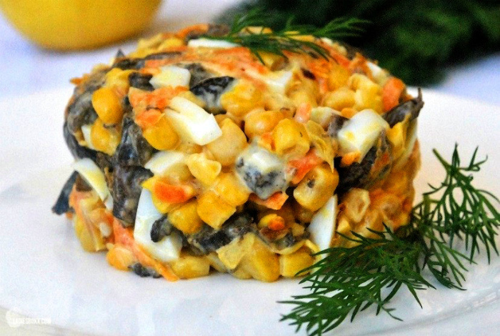 Простой салат с грибами. Простой салат с грибами.