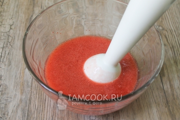 Измельчить клубнику блендером