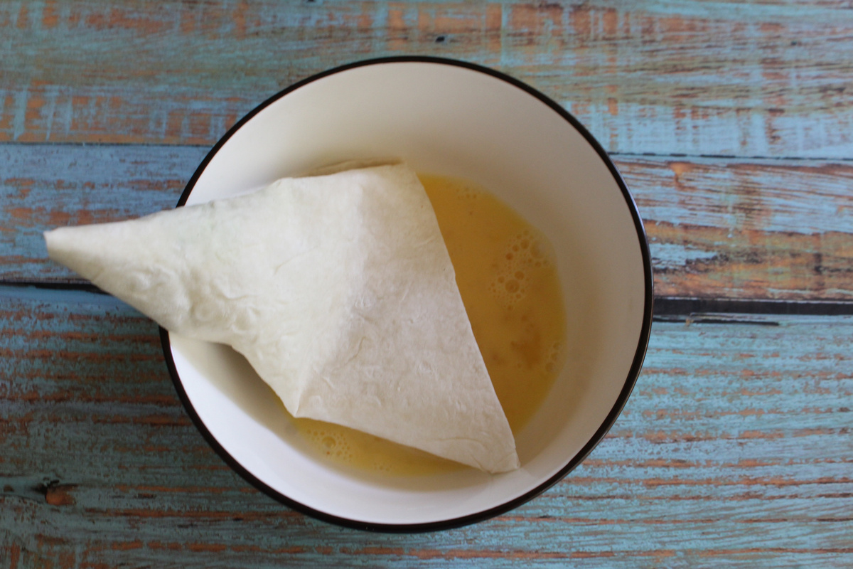 Любите пирожки с капустой, а долго стоять у плиты не хочется? Тогда этот рецепт для вас. Тут даже не надо отдельно готовить начинку, пирожки будут с сырой капустой!-7