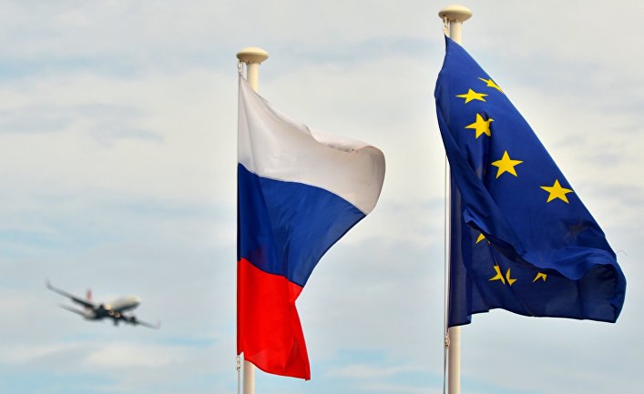 Флаги России, ЕС и Франции на набережной Ниццы. На дальнем плане - самолет заходит на посадку в международный аэропорт Ниццы. Флаги России, ЕС и Франции на набережной Ниццы. На дальнем плане - самолет заходит на посадку в международный аэропорт Ниццы.