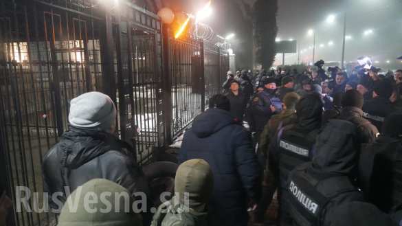 ВСУ начали массированный обстрел жилых районов ДНР, а в Киеве националисты принесли покрышки к посольству России ВСУ начали массированный обстрел жилых районов ДНР, а в Киеве националисты принесли покрышки к посольству России