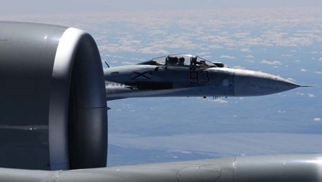 Сближение российского Су-27 с самолетом-разведчиком США. Архивное фото
