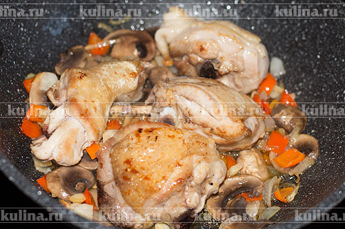 Каччиаторе Положить в сковороду курицу.