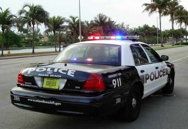 Неизвестный открыл стрельбу из автомата Калашникова в Майами