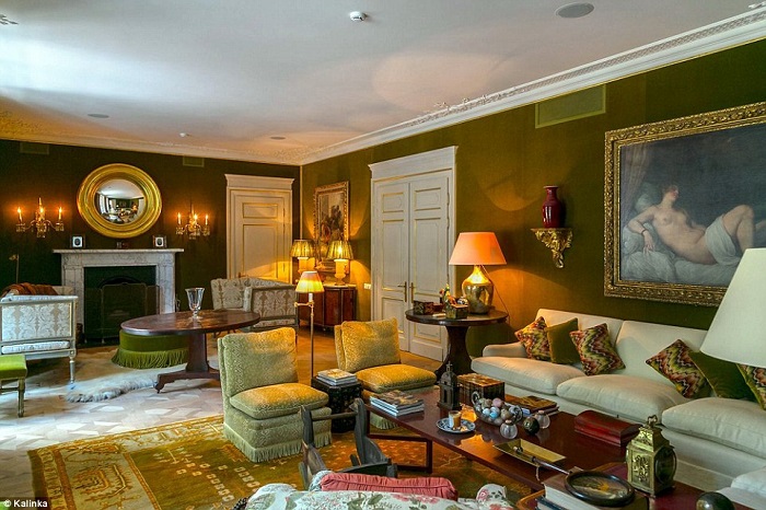 Просторная гостиная с камином в доме Алишера Усманова Просторная гостиная с камином в доме Алишера Усманова