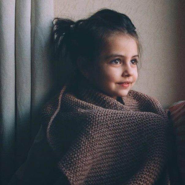 Она увидела как авто с её тремя маленькими детьми покатилось к обрыву... Не раздумывая она бросилась под колёса... Она увидела как авто с её тремя маленькими детьми покатилось к обрыву... Не раздумывая она бросилась под колёса...