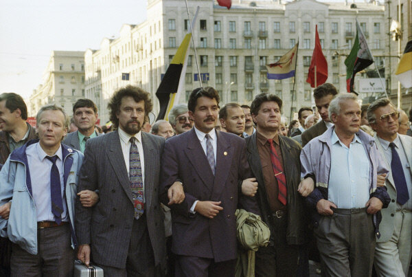 Шествие в Москве в годовщину конституционного кризиса 1993 года. Вячеслав Марычев справа.