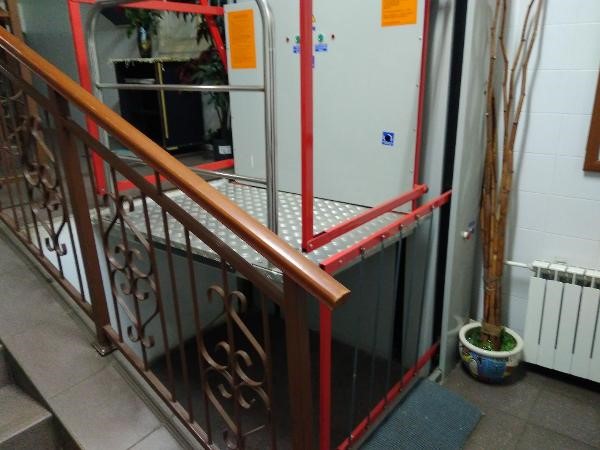 В подъездах жилых домов на северо-западе столицы смонтируют около 40 подъемных платформ