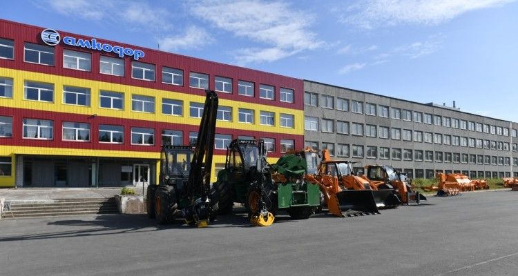 Пока в стране нечего жрать Путин загоняет людей на картошку!