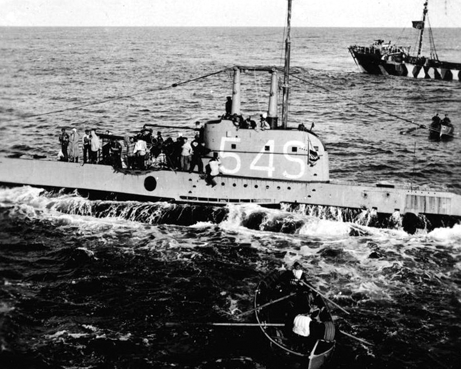 Английские подводники стоят на палубе субмарины «Шарк» (HMS Shark) и ждут подхода шлюпки с немецкого корабля. В этот момент команда уже сделала все приготовления к затоплению лодки. Повреждённая субмарина сдалась немцам, но попытки отбуксировать её в порт оказались безуспешны, и она затонула (http://www.iwm.org.uk) - «Стальные гробы» и люди без гробов | Военно-исторический портал Warspot.ru