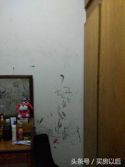 Девушку поселили в ужасной комнате в общежитии. Но она не стала это терпеть и сделала настоящее чудо Девушку поселили в ужасной комнате в общежитии. Но она не стала это терпеть и сделала настоящее чудо