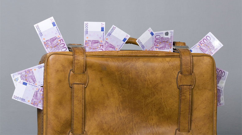 За 15 месяцев из РФ нелегально вывели не менее 300 млрд руб. — ФТС За 15 месяцев из РФ нелегально вывели не менее 300 млрд руб. — ФТС
