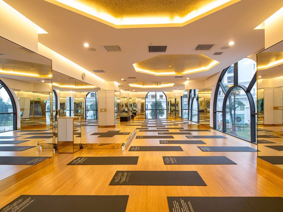 В фитнес-центре есть различные классы, в том числе и йога, которая преподается в великолепных открытых пространствах.