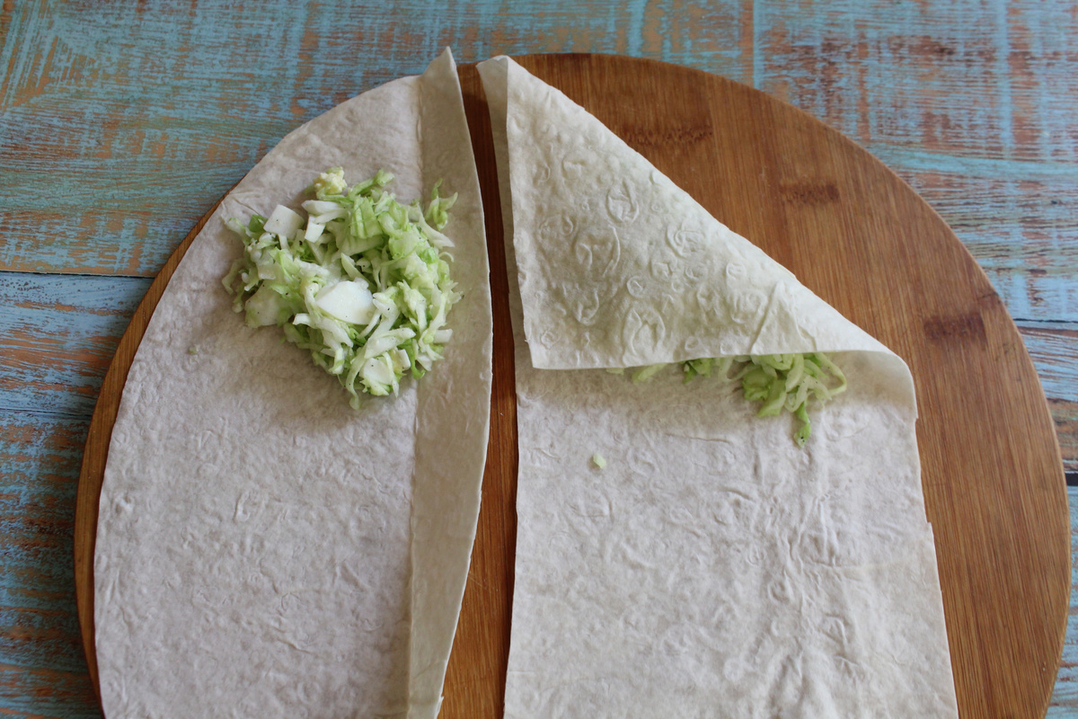 Любите пирожки с капустой, а долго стоять у плиты не хочется? Тогда этот рецепт для вас. Тут даже не надо отдельно готовить начинку, пирожки будут с сырой капустой!-5