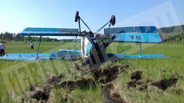 РЕН ТВ публикует кадры с места жесткой посадки самолета Ан-2 в Иркутской области