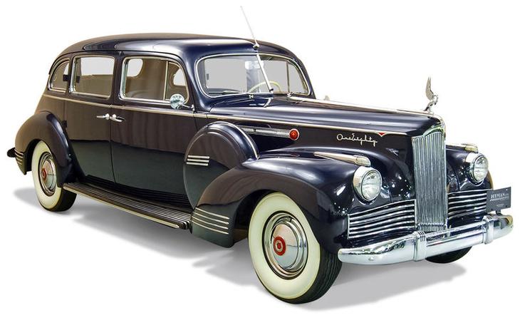 Одна из главных стилистических особенностей предвоенной модели Packard 180 - запаски в кожухах, вмонтированных в крылья. Такое решение выглядело архаично уже в 1940‑х. У ЗИС‑110 запасное колесо лежит в багажнике. У Паккарда еще и более широкие подножки - от таких в 1940‑е годы многие дизайнеры, в том числе советские, отказались.