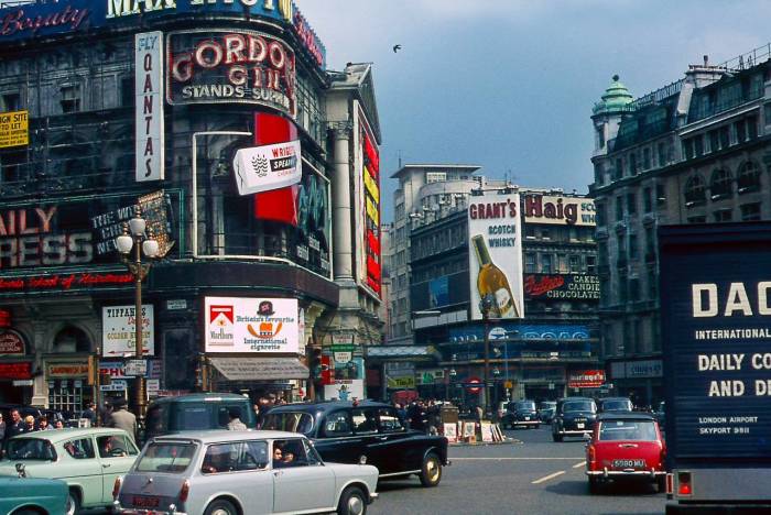 На улицах Лондона 1960-х: цветные фотографии крупнейшего мегаполиса Европы.