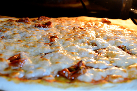 Фото к рецепту: Идеальная домашняя пицца без заморочек!