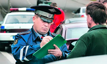 http://autoprepod.ru/images/inspektor-gibdd-nakazyvaet-shtrafom-iz-tablitcy-koap-voditelia-narushitelia-pdd.jpg