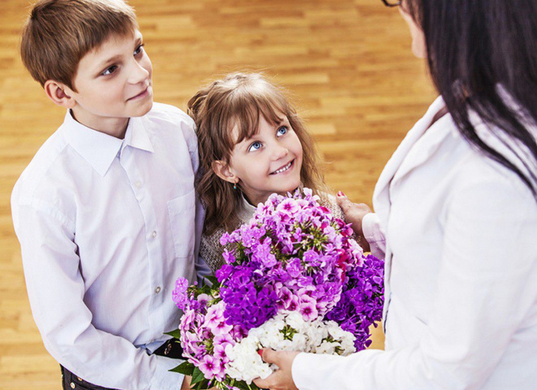 Ученик дарит цветы учителю