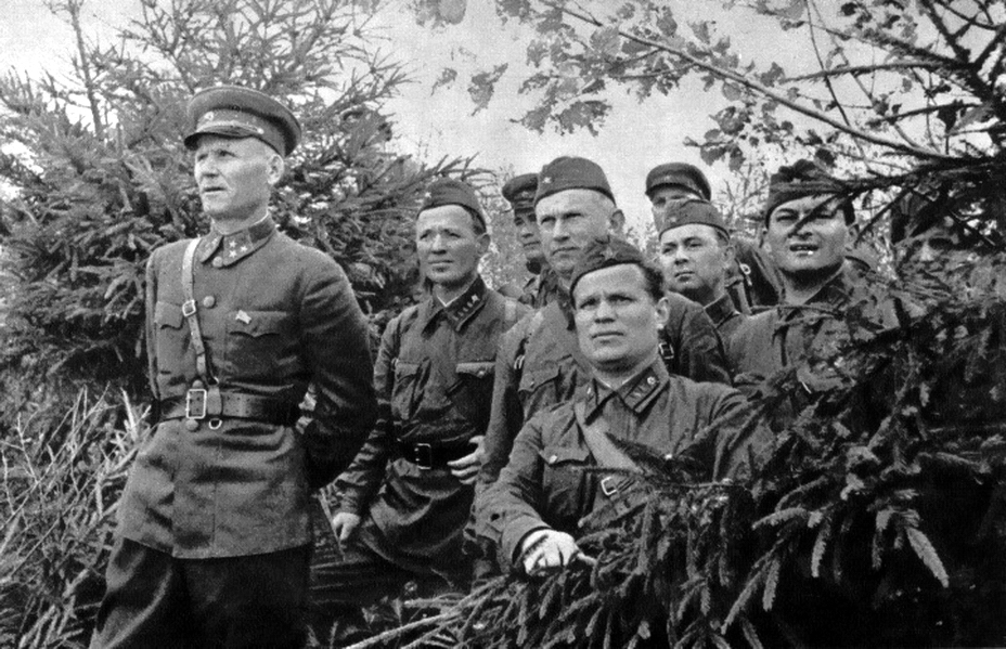 Командующий 19-й Армией генерал-лейтенант И.С. Конев с группой писателей и фронтовых корреспондентов. - «Чёрная смерть» против «Дивизии-призрака» | Военно-исторический портал Warspot.ru
