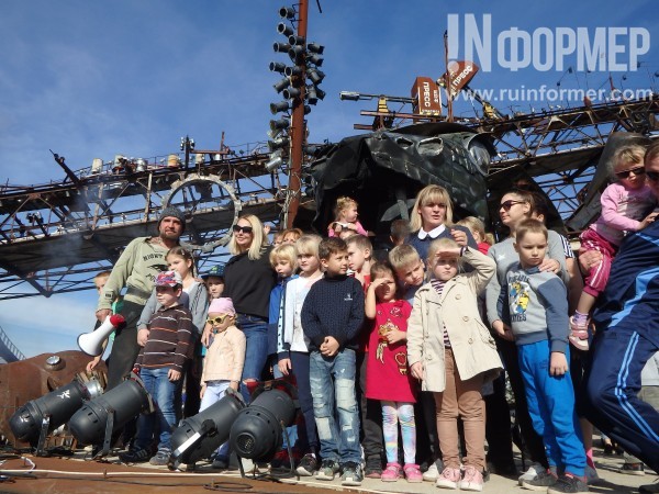 Фоторепортаж: «Хирург» показал севастопольским детям волшебный парад Фоторепортаж: «Хирург» показал севастопольским детям волшебный парад