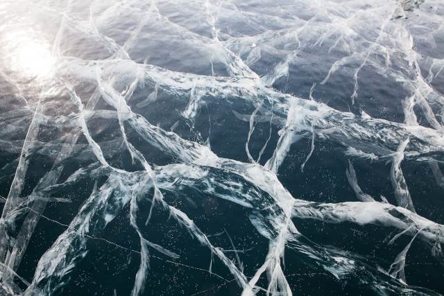 Легковушка и экскаватор провалились под лед под Иркутском