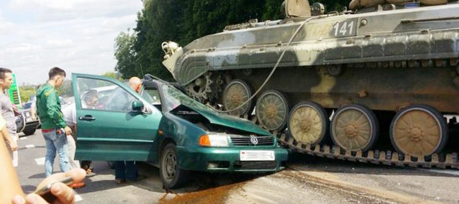 На выезде из Гродно БМП наехала на легковой автомобиль