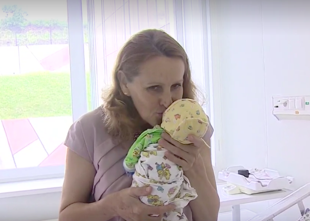 Спустя 22 дня новоиспеченную мамочку и трех ангелочков, абсолютно здоровых, выписали из перинатального центра Спустя 22 дня новоиспеченную мамочку и трех ангелочков, абсолютно здоровых, выписали из перинатального центра ynews, беременность, новости, родила в 51 год, россия, фото