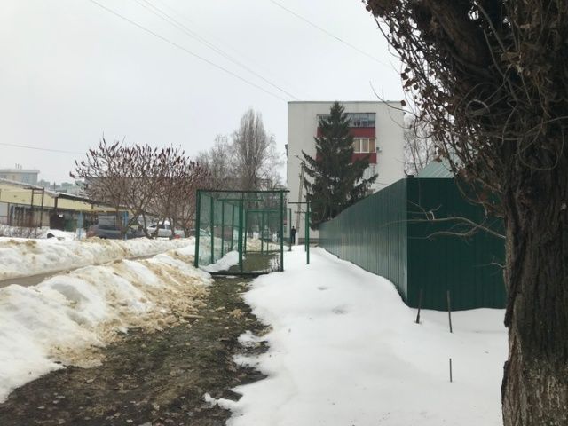 Детская площадка строгого режима в одном из спальных районов Белгорода Детская площадка строгого режима в одном из спальных районов Белгорода