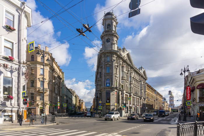 Знаменитый «Угол пяти углов» в Санкт-Петербурге (Россия). | Фото: pleyadas.livejournal.com. Дома-«картонки», или Зачем строили плоские здания, и как достигается такая оптическая иллюзия