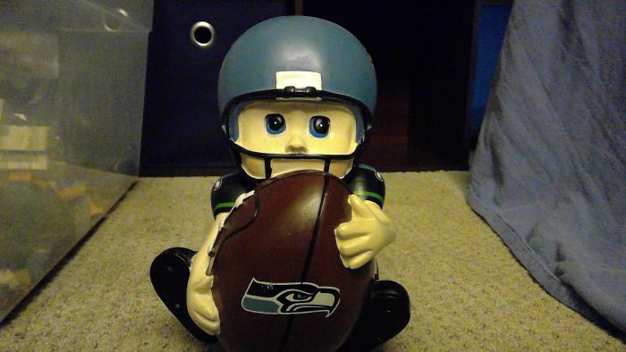 "Нашел в гараже эту копилку в виде игрока команды Seattle Seahawks" А вы храните что-нибудь странное?
(35 фото)