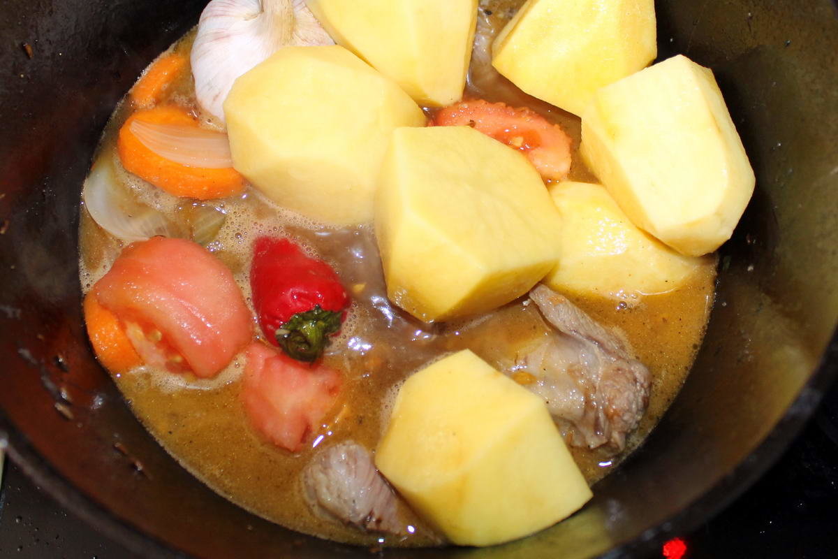 Сок и бульон должны практически покрывать все мясо и все овощи.