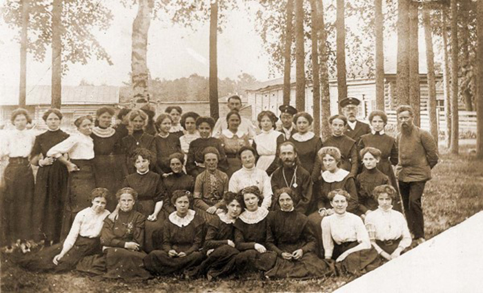 1910 год. Бажов со своими ученицами (на фото справа, рядом с ним стоит Валя, будущая жена). /Фото: ompural.ru 1910 год. Бажов со своими ученицами (на фото справа, рядом с ним стоит Валя, будущая жена). /Фото: ompural.ru