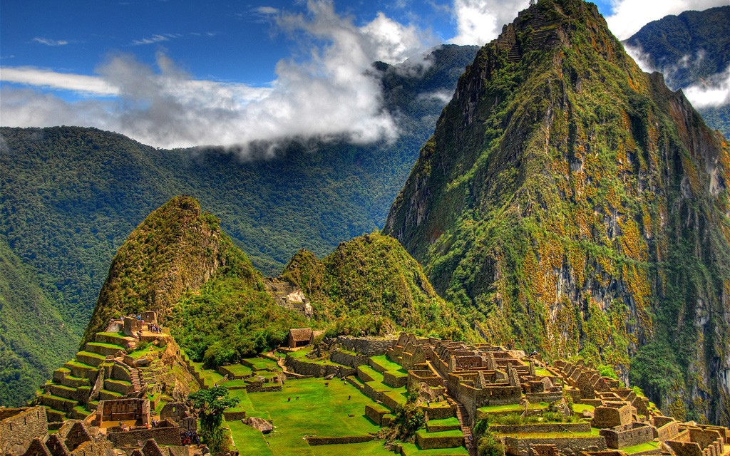 Селение в горном районе Уайна-Пикчу (Huayna Picchu). Уайна-Пикчу (кечуа Wayna Pikchu — «Молодая гора») — горный хребет в Перу. Уайна-Пикчу возвышается на 2701 метров.