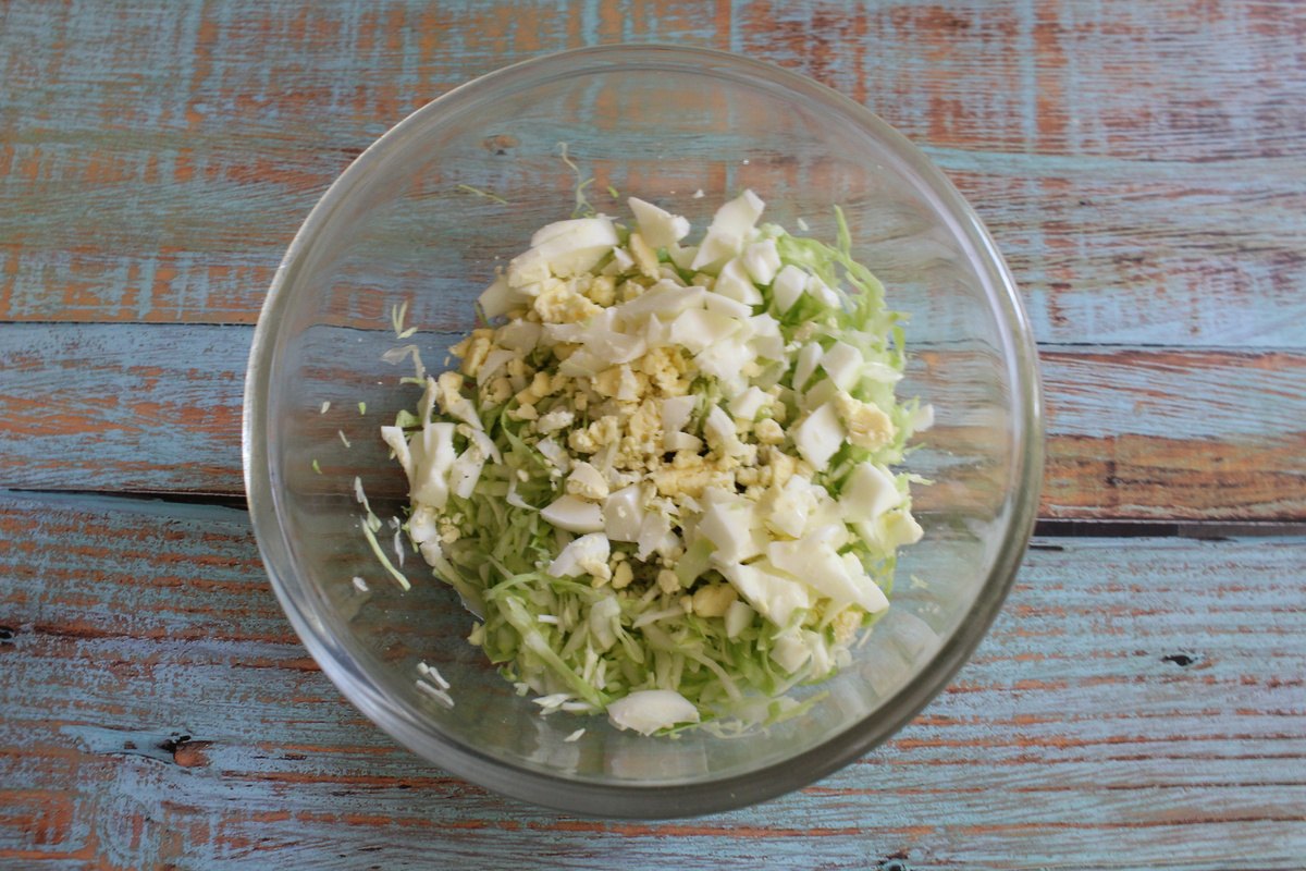 Любите пирожки с капустой, а долго стоять у плиты не хочется? Тогда этот рецепт для вас. Тут даже не надо отдельно готовить начинку, пирожки будут с сырой капустой!-4