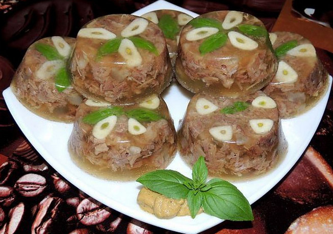 Та хозяйка молодец, что готовит холодец! 16 секретов приготовления вкусного холодца… Та хозяйка молодец, что готовит холодец! 16 секретов приготовления вкусного холодца…