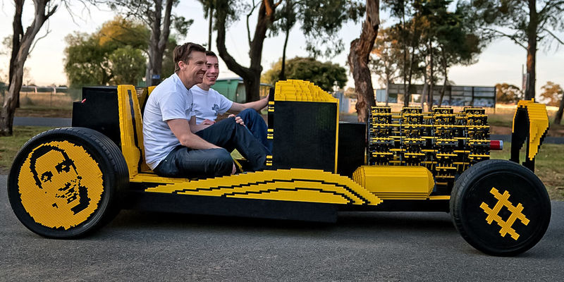 Румын Рауль Аоида и австралиец Стив Сэммартино в Super Awesome Micro Project, сделанном из детского конструктора Lego Рауль Аоида и австралиец Стив Сэммартино в Super Awesome Micro Project
