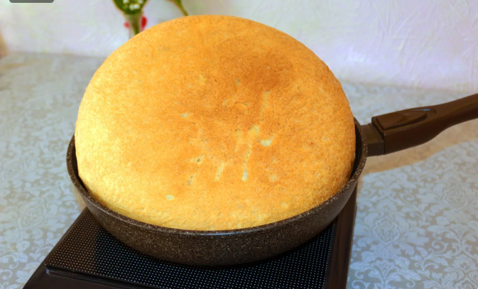 Научилась готовить воздушный и очень вкусный хлеб в сковородке. Никто не верит, что он не из духовки!