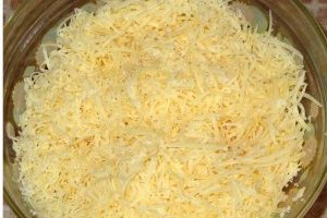 Сыр натереть на средней или крупной терке.