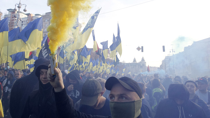 "Неонацисты на коленях - тренд 2020 года": Бандеровцев жёстко унизили в Киеве за вопрос "Чей Крым?" "Неонацисты на коленях - тренд 2020 года": Бандеровцев жёстко унизили в Киеве за вопрос "Чей Крым?"