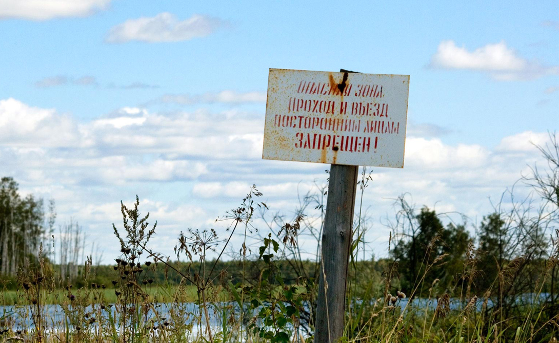Карачай
Здесь неподалеку когда-то стоял завод по производству ядерного вооружения. Само озеро использовалось в качестве свалки «горячих» отходов. В 1957 году на заводе произошла техногенная авария. Граница зоны загрязнения была проведена по изолинии с плотностью загрязнения 0,1 Ки/кв.км и охватила территорию, площадью 23 тыс. кв.км.. Карачай стал настолько опасным, что даже стоять с ним рядом в течение часа — уже смертельно.