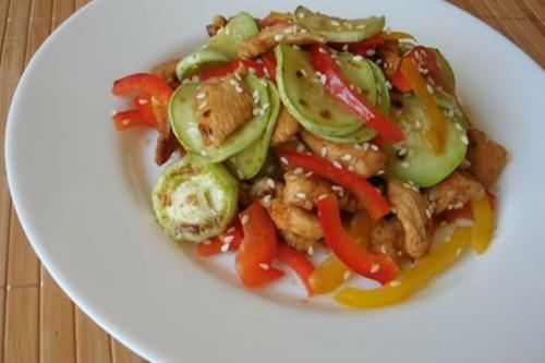 Салат "Причуда" с кабачками и курицей. Салат "Причуда" с кабачками и курицей.