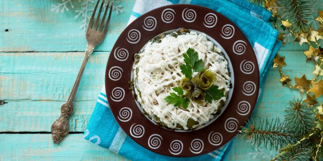 рецепт салата с солёными огурцами, курицей и сыром