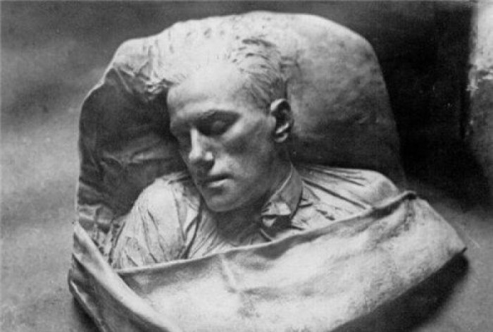 Сергей Меркуров. Посмертная маска В.В.Маяковского Сергей Меркуров. Посмертная маска В.В.Маяковского
