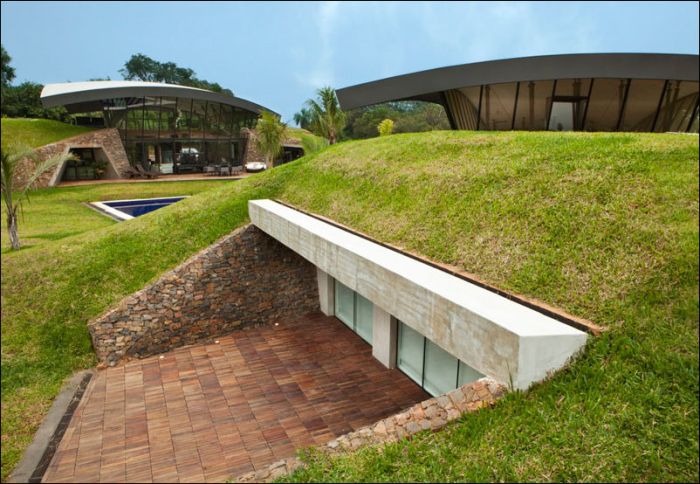 Архитектура эко-дома построенного внутри холма