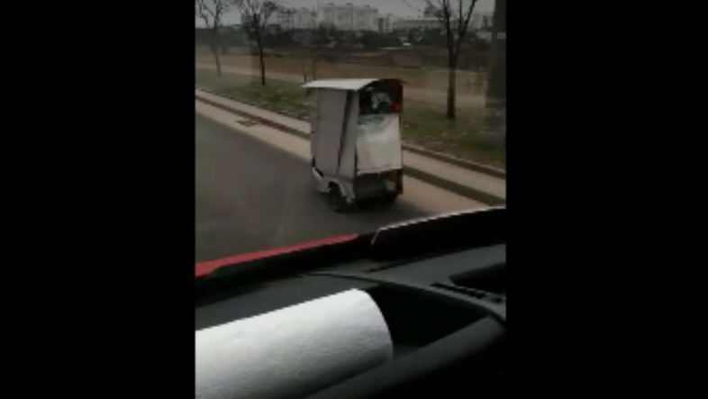 По Минску разъезжает забавная коробчонка