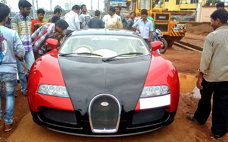 Индийская реплика Bugatti Veyron сделана удивительно аккуратно. Есть на что поглазеть. Индийская реплика Bugatti Veyron