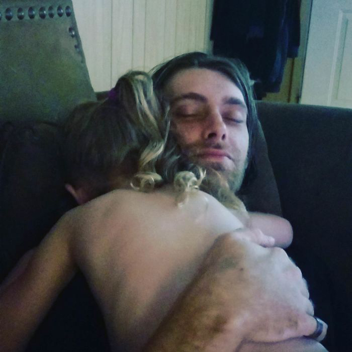 Последняя фотография моего мужа, обнимающего нашу старшую дочку. Последняя фотография моего мужа, обнимающего нашу старшую дочку.